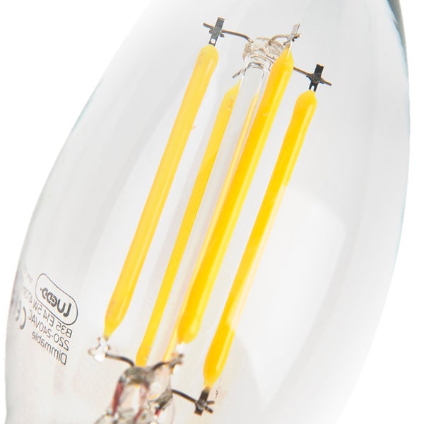 Nahaufnahme einer LED-Filament-Glühbirne in Kerzenform aus klarem Glas mit sichtbaren Leuchtfäden und Luedd Logo.