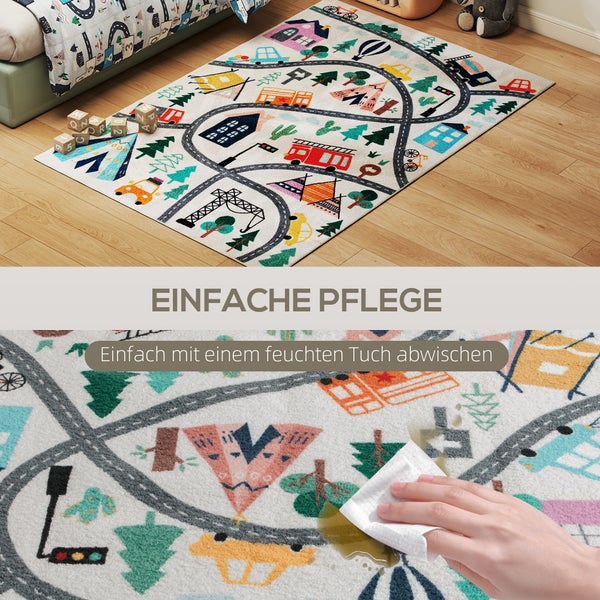 Kinderteppich mit Straßenmotiv auf Holzfußboden, eine Hand wischt eine verschüttete Flüssigkeit mit einem feuchten Tuch ab.