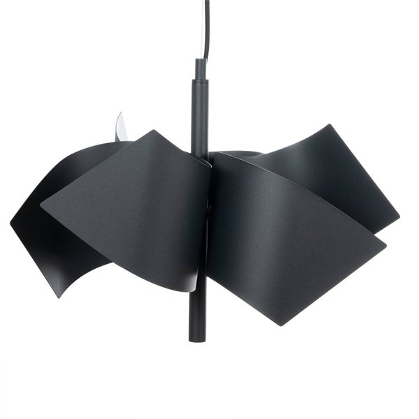 Schwarze Pendelleuchte aus Metall mit einem abstrakt geformten, gefalteten Schirm.