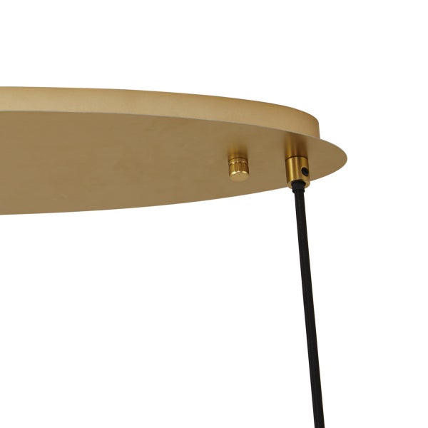 Detailaufnahme einer Deckenleuchte mit Kabel