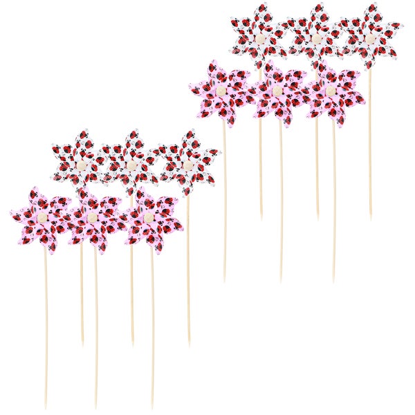 Mehrere Windräder mit Marienkäfermuster auf Holzstäben