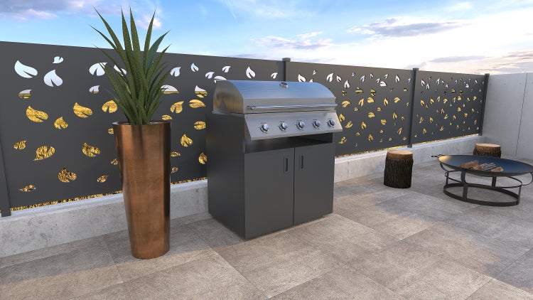 Terrassenszene mit Grill, Pflanze, dekorativem Zaun und Feuerstelle für den Außenbereich