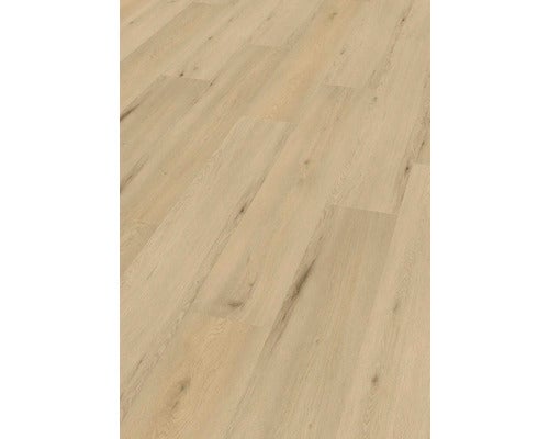 Helle Laminatbodenverlegung im Innenbereich.