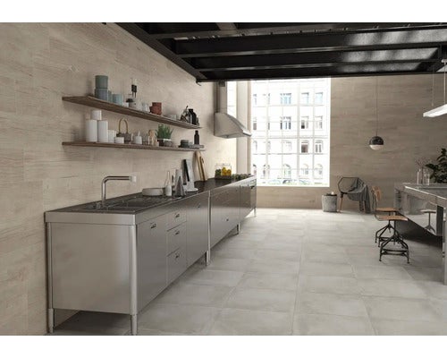 Helle Küche mit Edelstahlspüle, Regalen und Fliesen