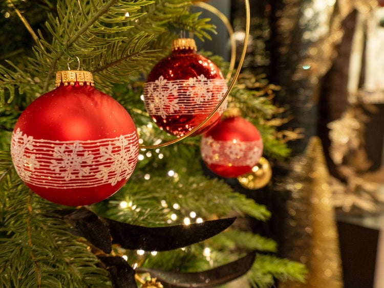 Rot glänzend/matt 7cm Glaskugel mit Banddekor Schneekristall, 4 Stck., Weihnachtsbaumkugeln, Christbaumschmuck, Weihnachtsbaumanhänger
