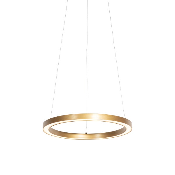 Goldfarbene LED-Pendelleuchte in Ringform, hängend an dünnen Seilen.