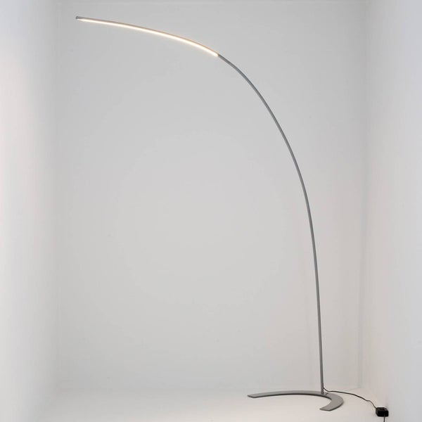 Moderne LED-Bogenleuchte aus Metall, schlankes Design, silberfarben, mit integriertem Leuchtmittel.