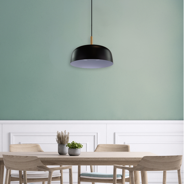 Esszimmer mit Esstisch, Stühlen und schwarzer Pendelleuchte