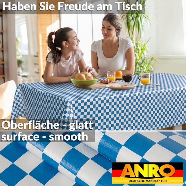 Blau-weiß karierte Wachstuchtischdecke mit glatter Oberfläche auf einem Esstisch in einem hellen Raum mit Familie und ANRO Logo.