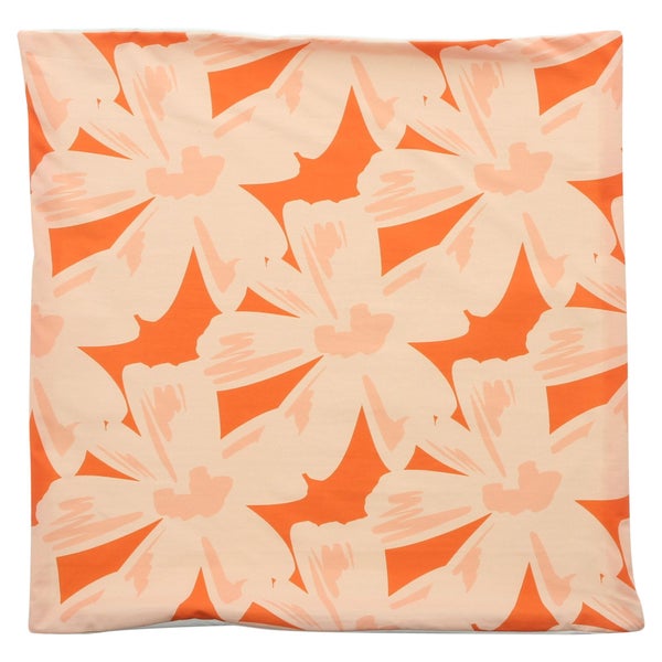 Quadratische Kissenhülle mit großflächigem Blumenmuster in Orange und Hellrosa.