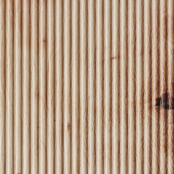 Nahaufnahme eines Holzpaneels mit vertikaler Rippenstruktur und Maserung.