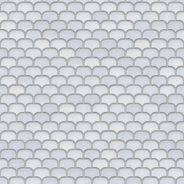 Mosaikfliesen in Fächerform mit Marmoroptik und hellen Fugen.