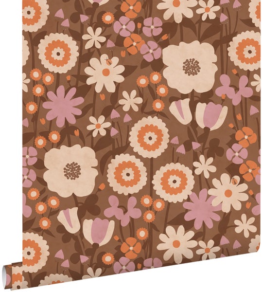 Tapete mit floralem Retro-Muster und verschiedenen Blütenmotiven.