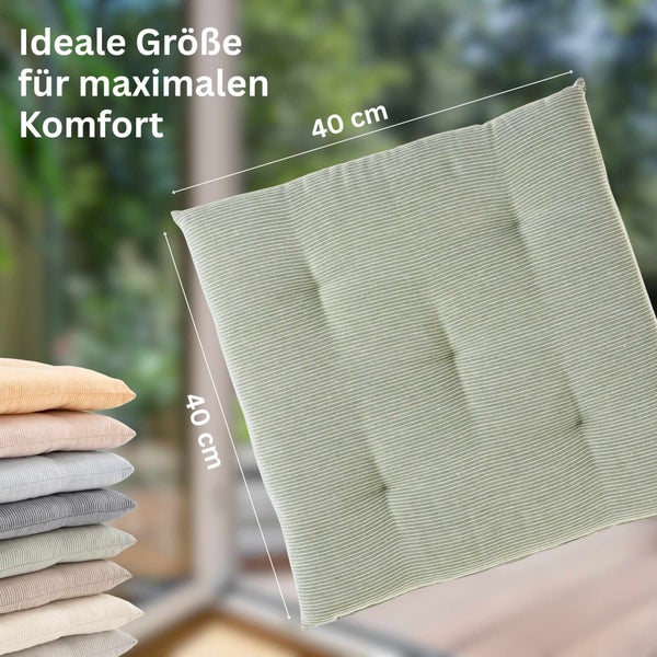 Quadratisches Sitzkissen mit Streifenmuster in der Größe 40 mal 40 Zentimeter.
