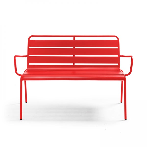 Rote Gartenbank aus Metall mit Armlehnen und Lattenstruktur.