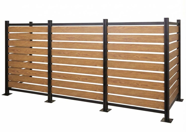 Sichtschutzzaun mit horizontalen Holzlamellen und schwarzem Metallrahmen.