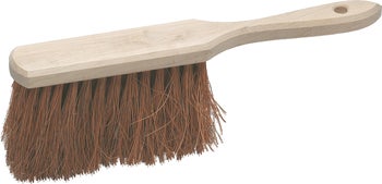 Handfeger mit Holzkörper und Kokosborsten sowie Loch zur Aufhängung.