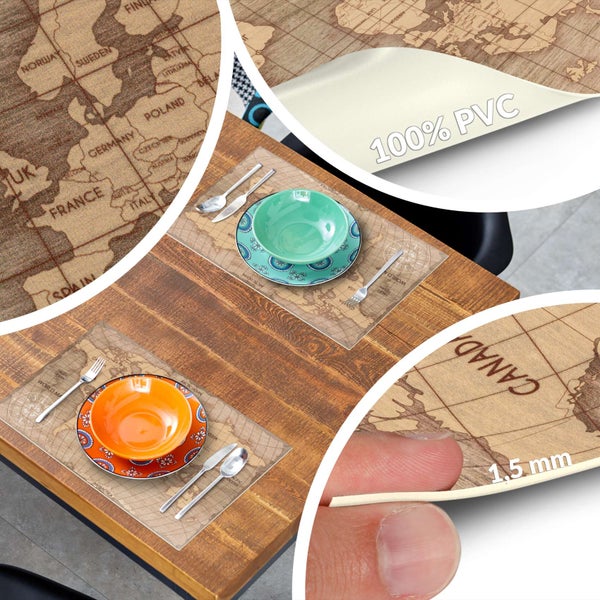 Platzsets mit Weltkarten-Motiv aus 100 Prozent PVC, 1,5 Millimeter dick, auf einem Holztisch mit Tellern und Besteck.