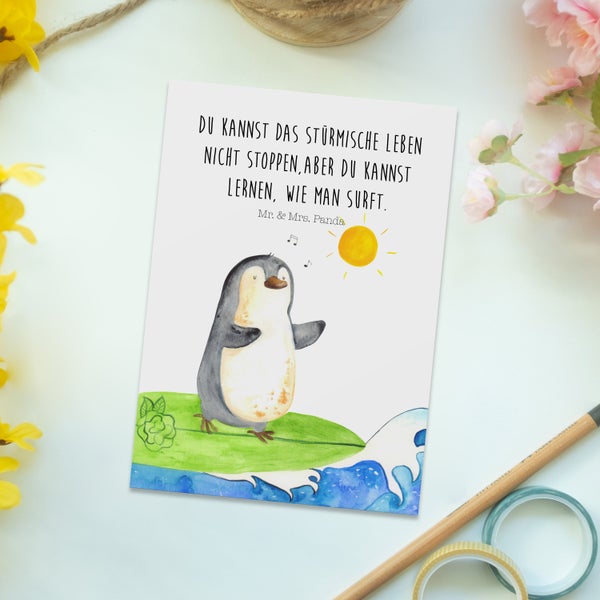 Mr. & Mrs. Panda Postkarte Pinguin Surfer - Weiß