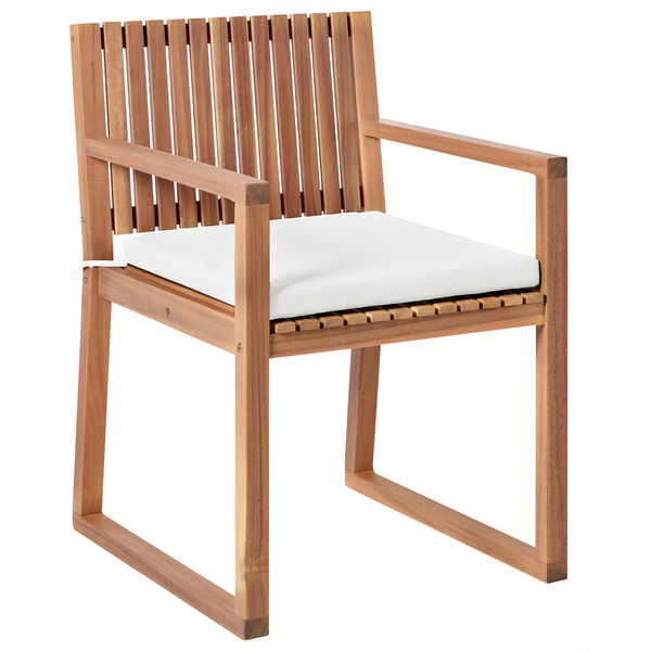 Gartenstuhl aus Holz mit Armlehnen und weißem Sitzkissen, Rückenlehne und Sitzfläche mit Lattenstruktur.