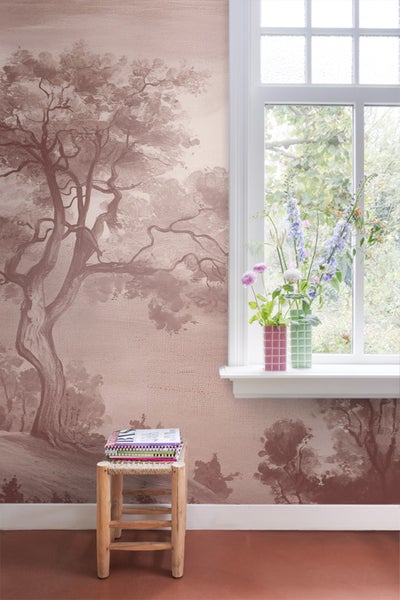 Wohnraumszene mit Tapete mit Baumlandschaft, Hocker und Fenster