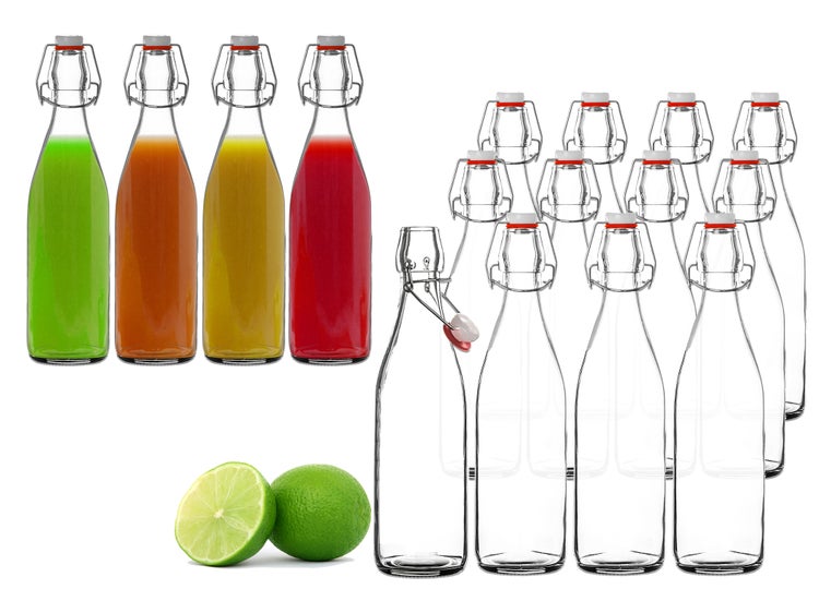 Mehrteiliges Set aus Glasflaschen mit Bügelverschluss, teilweise befüllt mit verschiedenen Säften, inklusive zwei Limetten.