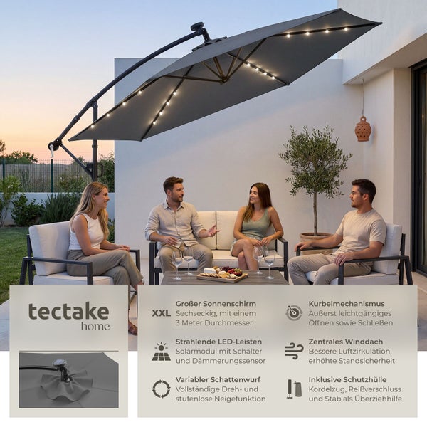 Ampelschirm mit LED-Leisten über einer Sitzgruppe im Garten, 3 Meter Durchmesser, Kurbelmechanismus, Solarmodul und tectake home Logo.