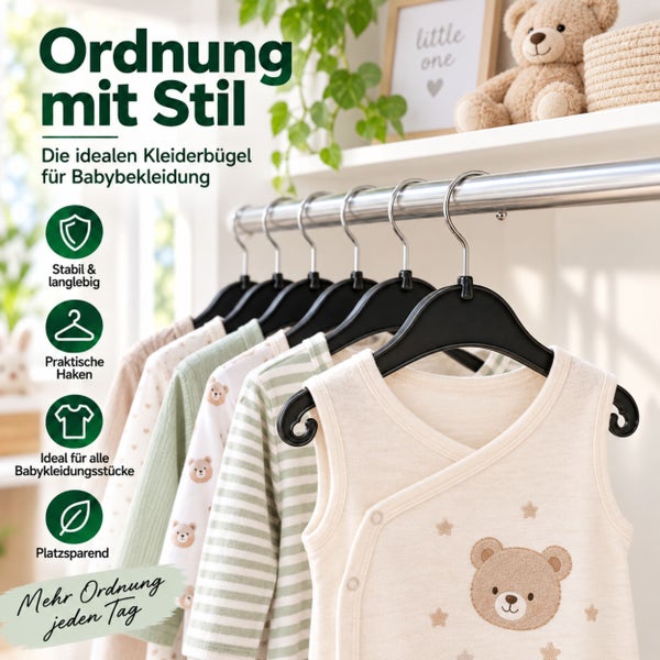 Set aus Babykleiderbügeln an einer Kleiderstange mit verschiedenen Babykleidungsstücken inklusive Infografik zu den Produkteigenschaften.