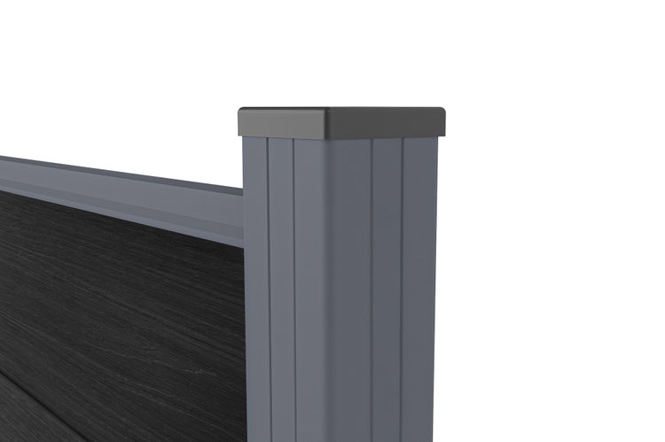 Nahaufnahme eines grauen Zaunpfostens mit Kappe und dunkler Sichtschutzblende aus Holz-Kunststoff-Verbundwerkstoff mit Holzmaserung.