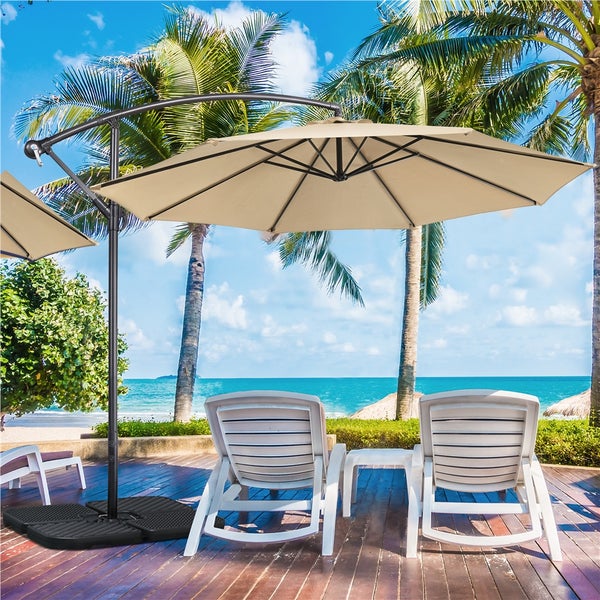 Szene mit einem Ampelschirm mit Sockel und Liegestühlen auf einer Terrasse