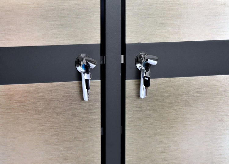 Detailansicht von zwei abschließbaren Türen mit Schlüsseln