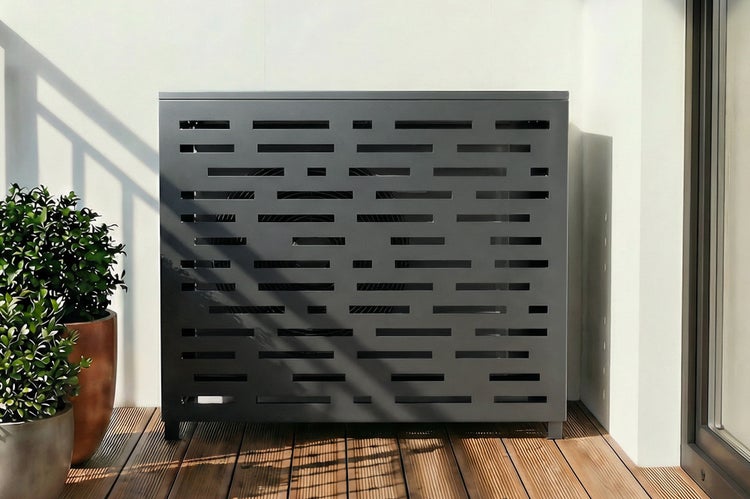 Grauer Klimaanlagenverkleidung mit linearem Ausschnitt auf einer Terrasse