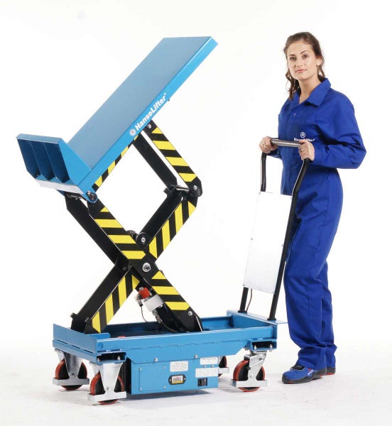 HanseLifter Scherenhubtischwagen mit neigbarer Plattform und Rollen, bedient von einer Person in Arbeitskleidung.