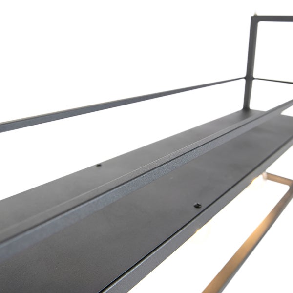 Detailansicht eines schwarzen Metallregals zur Wandmontage