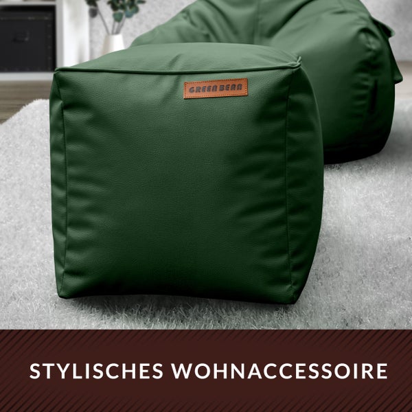 Quadratischer, grüner Sitzwürfel aus Kunstleder mit Green Bear Logo auf einem Teppich