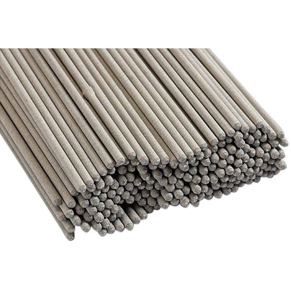 Graue Stabelektroden zum Schweißen im Bündel.