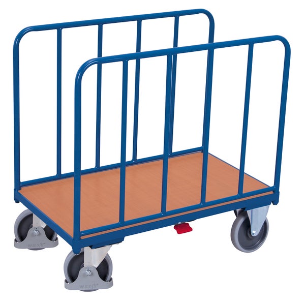 Plattformwagen mit zwei Seitenwänden aus Stahlrohr, Ladefläche aus Holzwerkstoff und vier Lenkrollen.