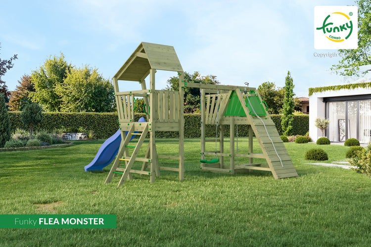 Holzspielturm Funky FLEA MONSTER mit Satteldach, Wellenrutsche, Leiter, Schaukel und Kletterrampe in einem hellen, weitläufigen Garten.