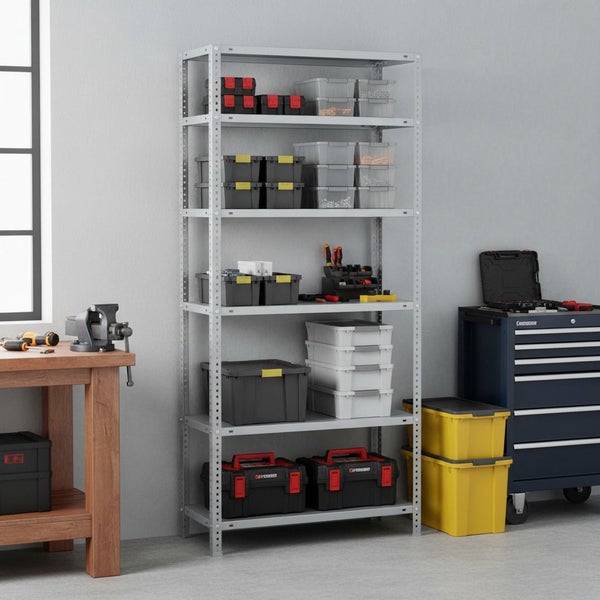 Graues Metallregal mit sechs Ebenen in einer organisierten Werkstatt mit Lagerboxen, Werkzeugkoffern und Werkbank.