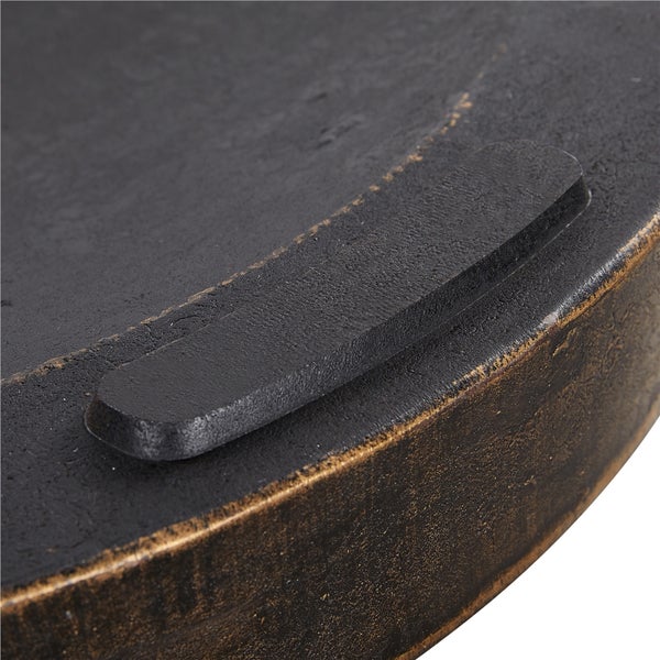 Detailansicht der Unterseite eines Pflanzgefäßes mit einem länglichen Gleiter zum Schutz von Oberflächen vor Kratzern.