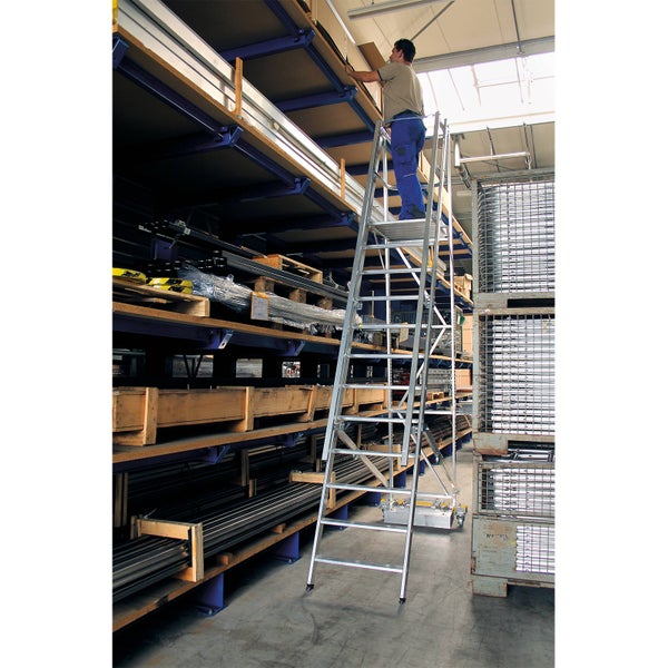 Mann steht auf einer fahrbaren Aluminiumleiter vor Regalen in einem Lager