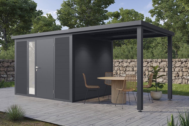 Modernes Gartenhaus mit integriertem überdachtem Sitzbereich, Flachdach, Glastür und Holzterrasse in einem gepflegten Garten.