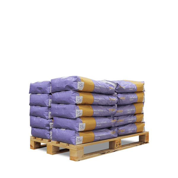 Mehrere 15 Kilogramm Säcke Miscanthus Pellets Pferdeeinstreu der Marke Stroy auf einer Holzpalette gestapelt.