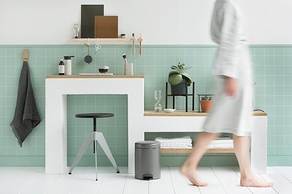 Brabantia Klassischer Tretmülleimer Mit Soft Verschluss 5 Liter HxBxT 30,2 x 26,3 x 21,7 cm Metall Platin