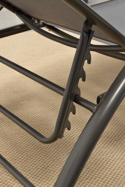 Nahaufnahme des Verstellmechanismus einer Gartenliege aus Metall mit Textilbespannung.