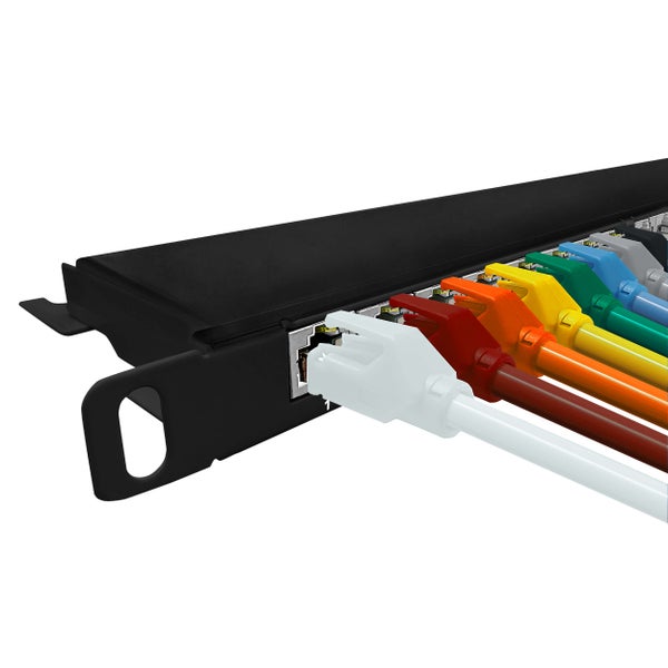 Patchpanel mit eingesteckten Netzwerkkabeln und RJ45-Steckern.