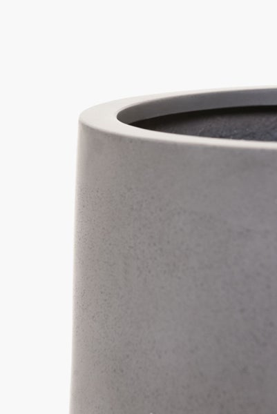 Nahaufnahme eines grauen Pflanzgefäßes in Betonoptik mit matter Oberfläche.