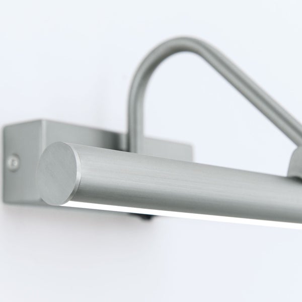 Moderne LED Bildleuchte aus Metall zur Wandmontage für eine optimale Beleuchtung von Bildern oder Spiegeln.
