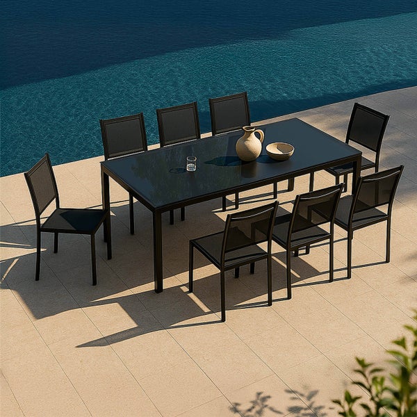 Modernes Gartenmöbel-Set mit einem großen Esstisch aus Glas und acht passenden Stühlen auf einer Terrasse neben einem Pool.
