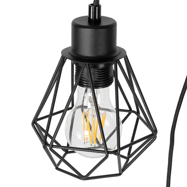 Hängelampe mit geometrischem Lampenschirm und Glühbirne